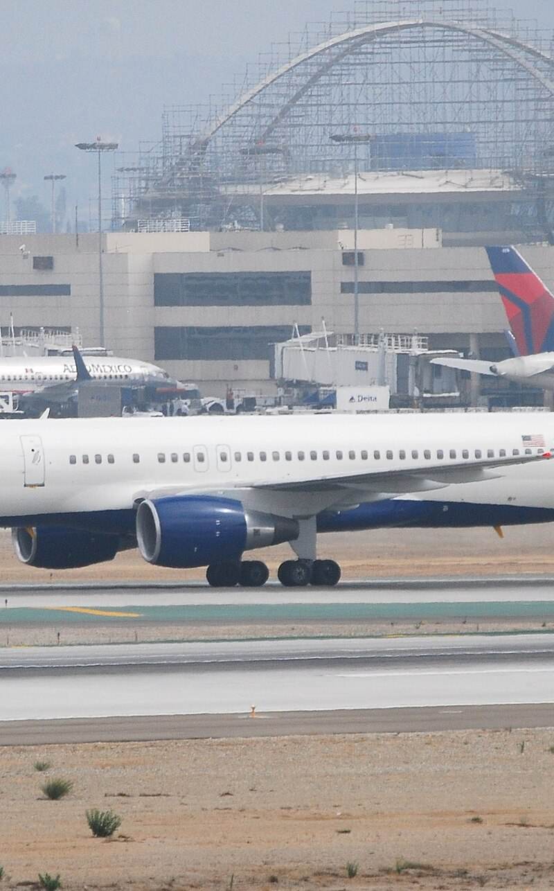 N689DL - Twin-engine aircraft