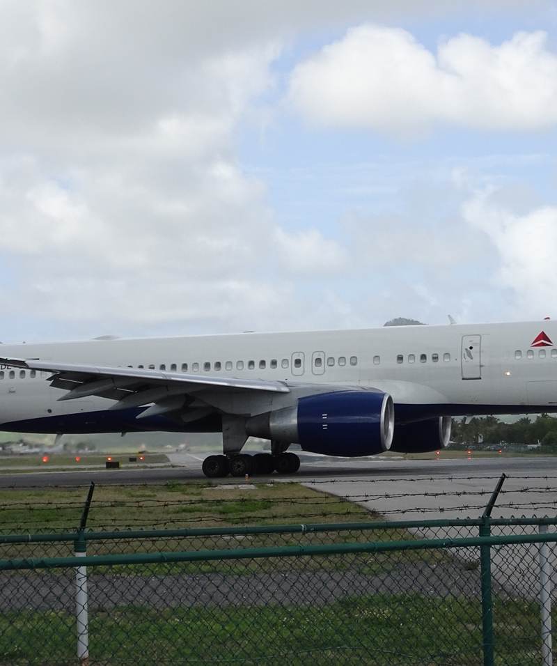 N689DL - Twin-engine aircraft