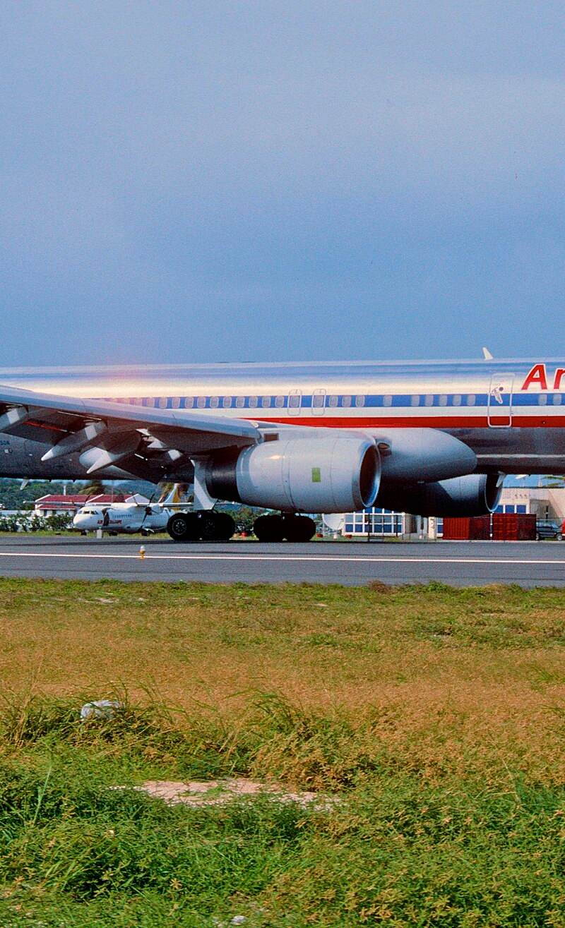 N695AN - Twin-engine aircraft