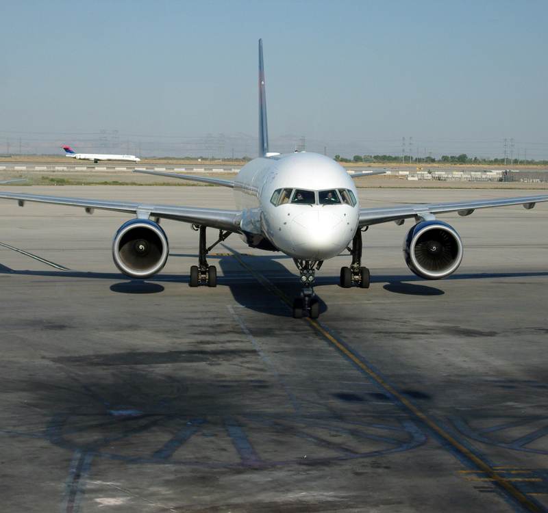 N695DL - Twin-engine aircraft