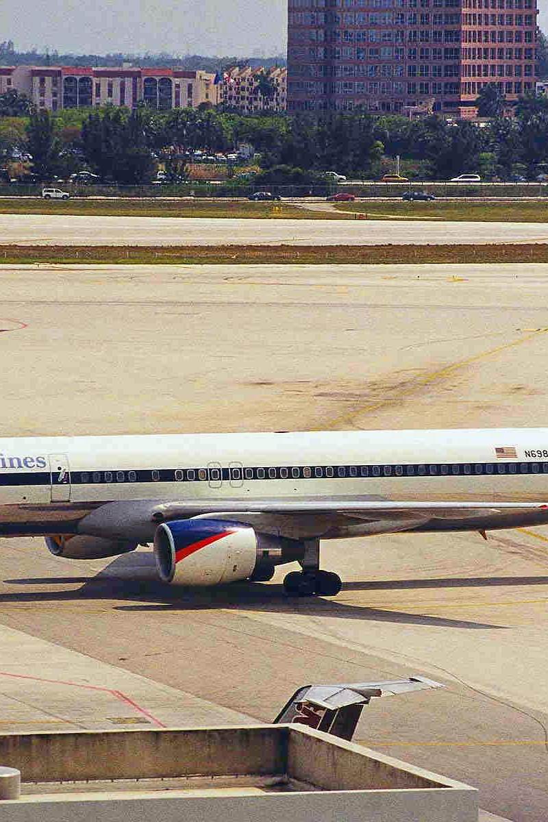 N698DL - Twin-engine aircraft