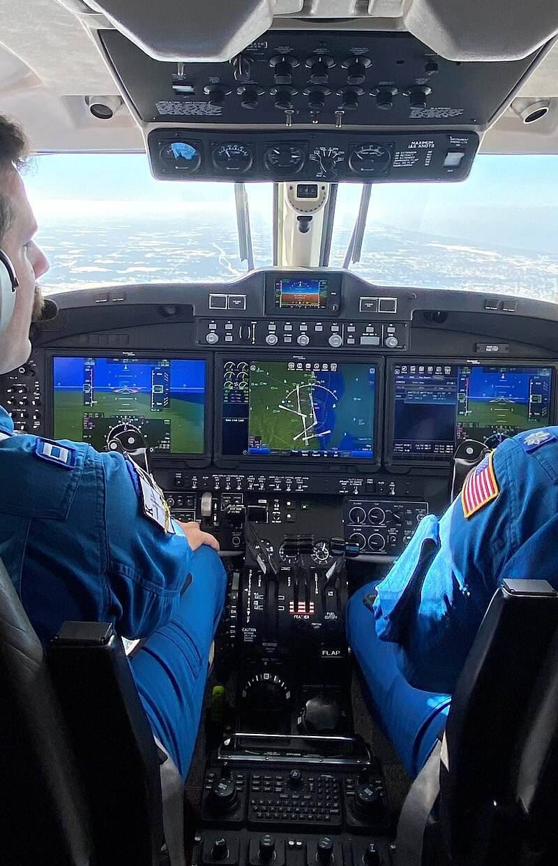 N68RF - Twin-engine aircraft