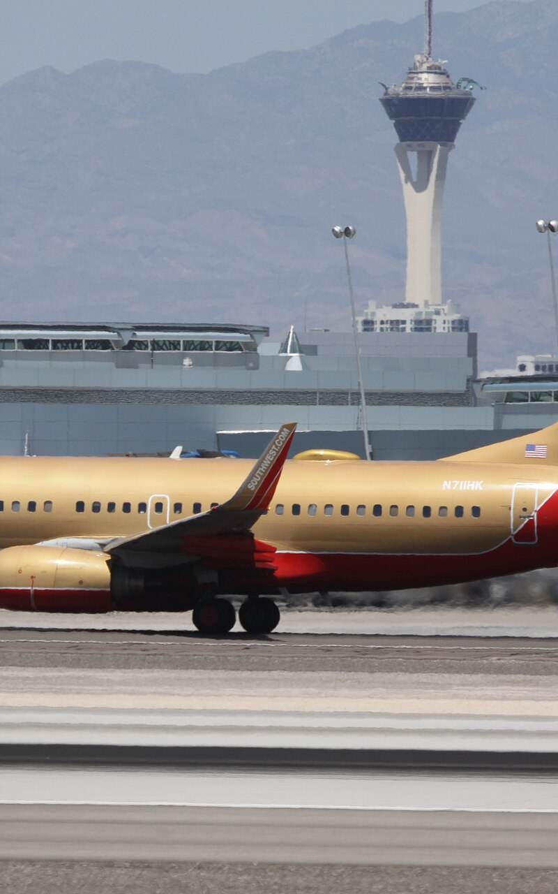 N711HK - Twin-engine aircraft