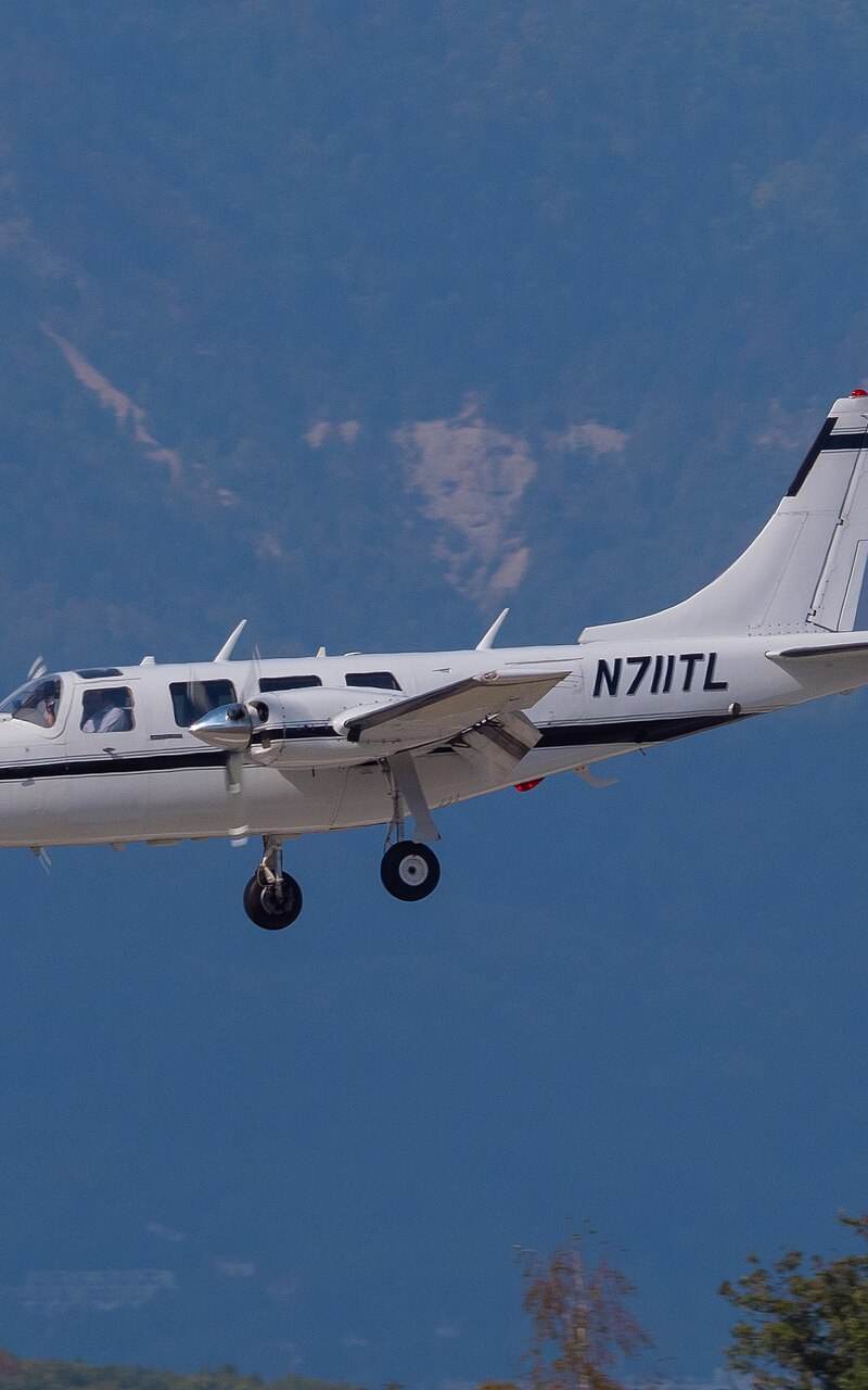 N711TL - Twin-engine aircraft