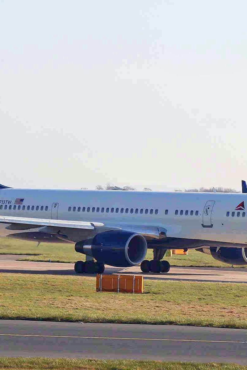 N713TW - Twin-engine aircraft