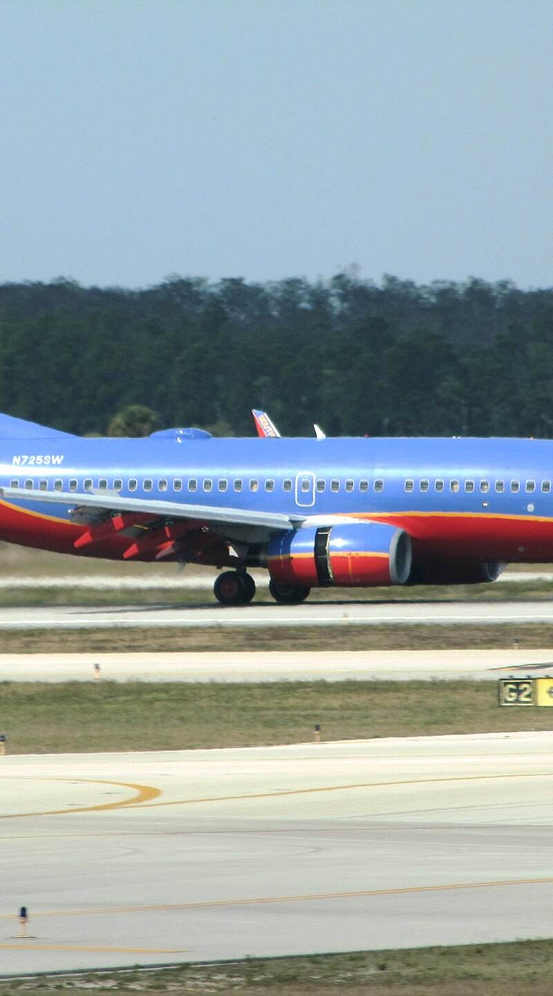 N725SW - Twin-engine aircraft