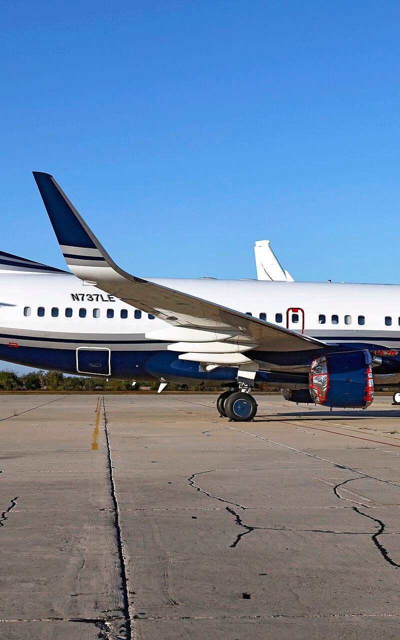 N737LE - Twin-engine aircraft