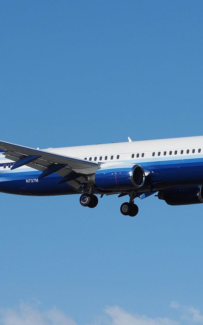 N737M - Twin-engine aircraft