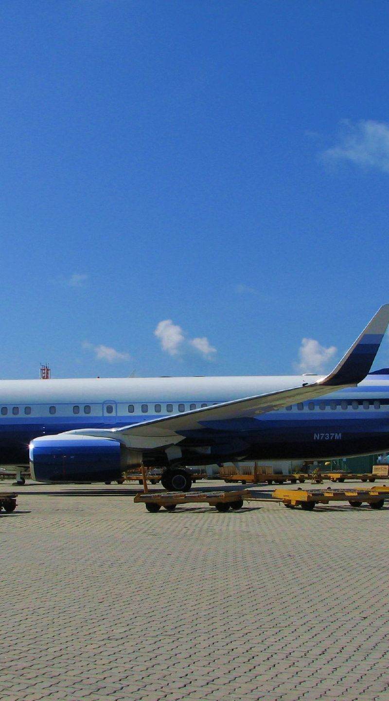 N737M - Twin-engine aircraft