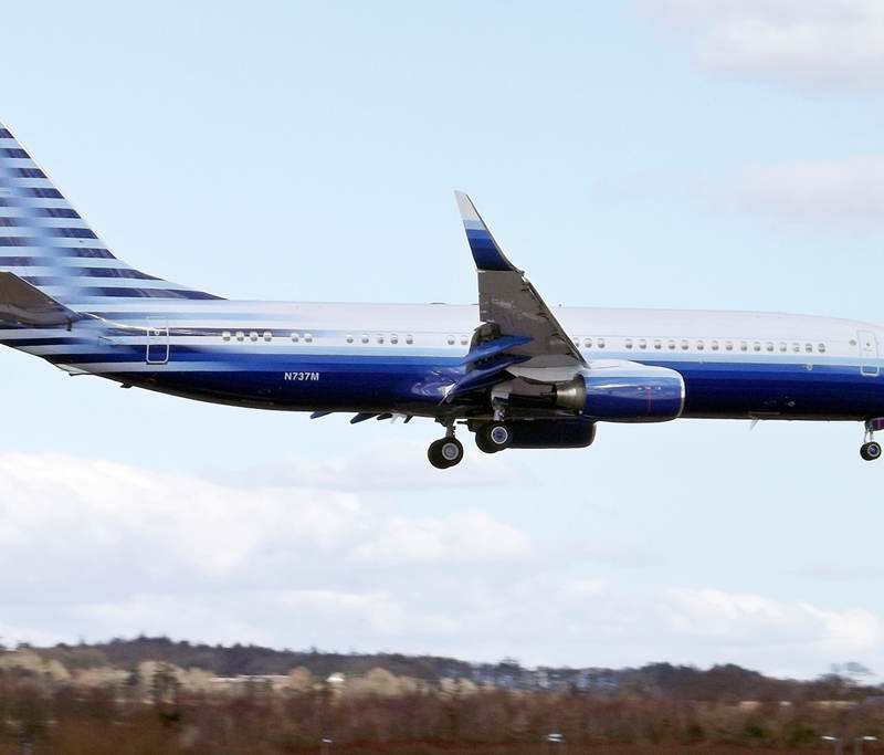 N737M - Twin-engine aircraft
