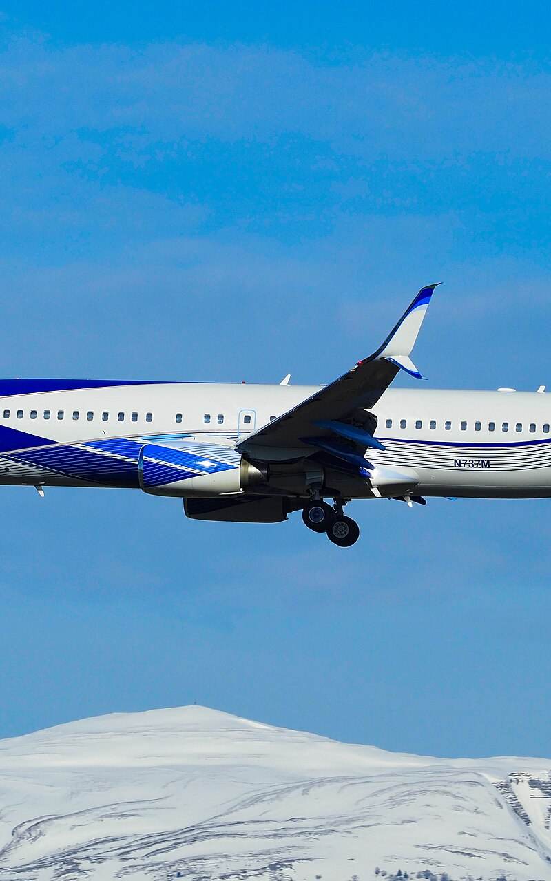 N737M - Twin-engine aircraft