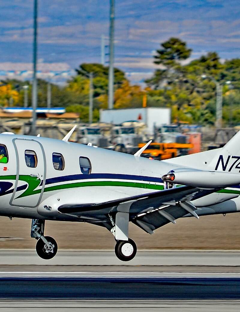 N740DM - Twin-engine aircraft