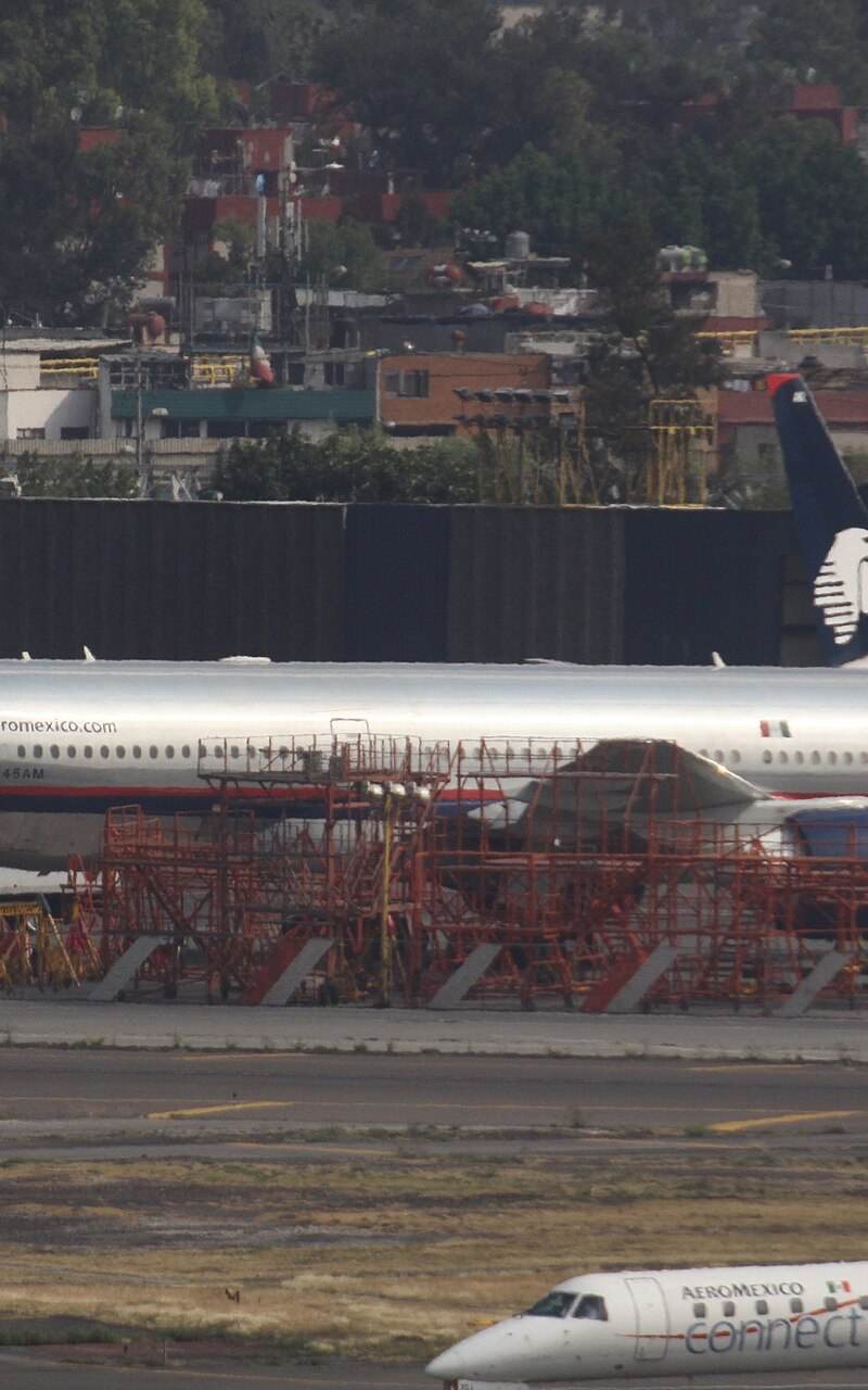N745AM - Twin-engine aircraft