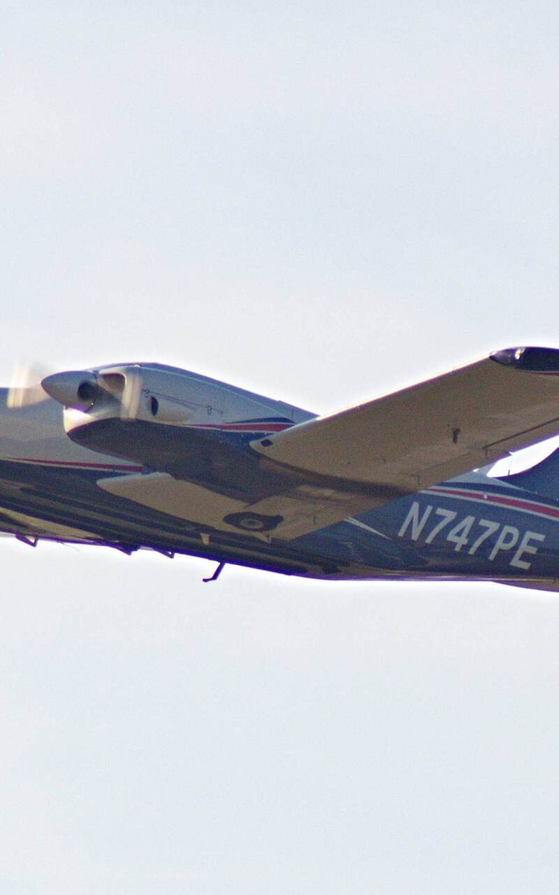 N747PE - Twin-engine aircraft