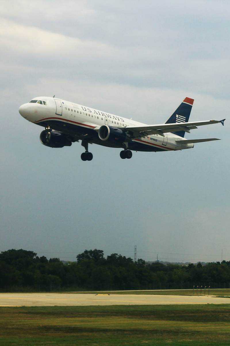 N749US - Twin-engine aircraft