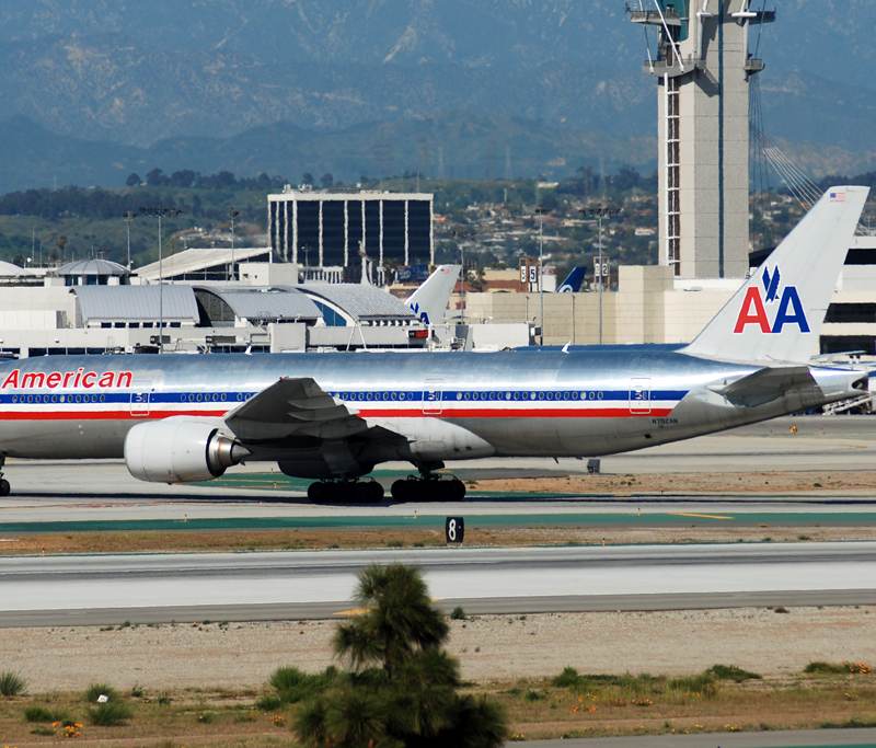 N752AN - Twin-engine aircraft