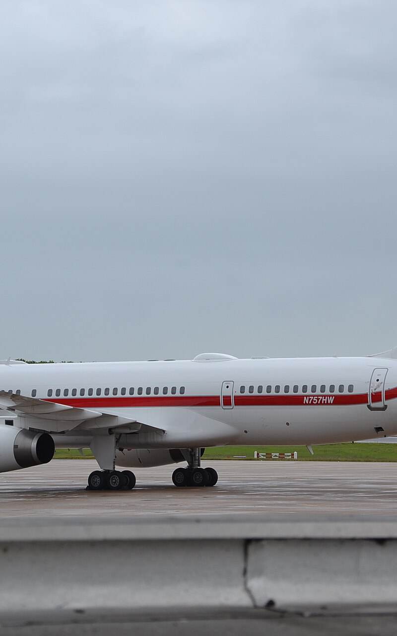N757HW - Twin-engine aircraft
