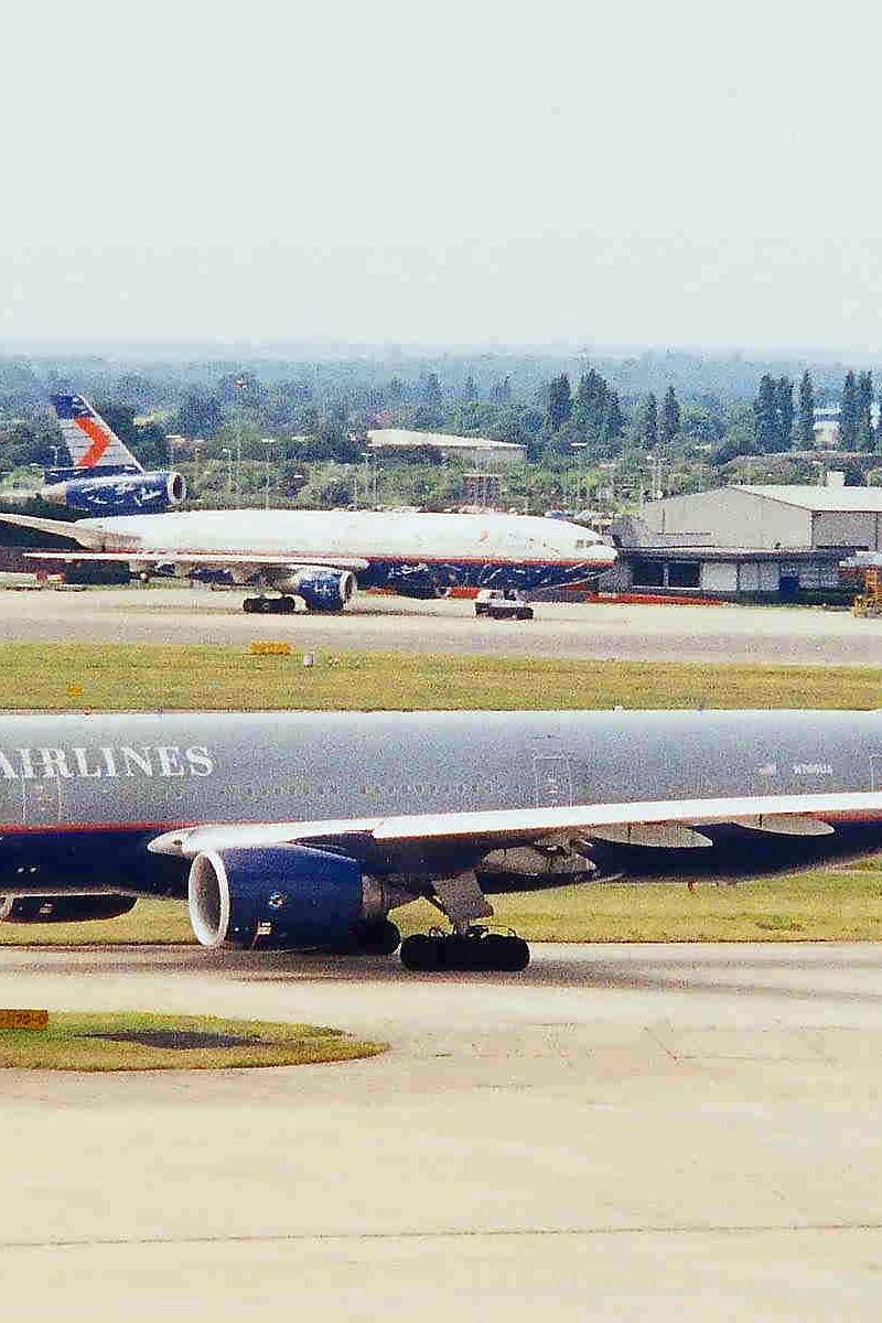 N766UA - Twin-engine aircraft