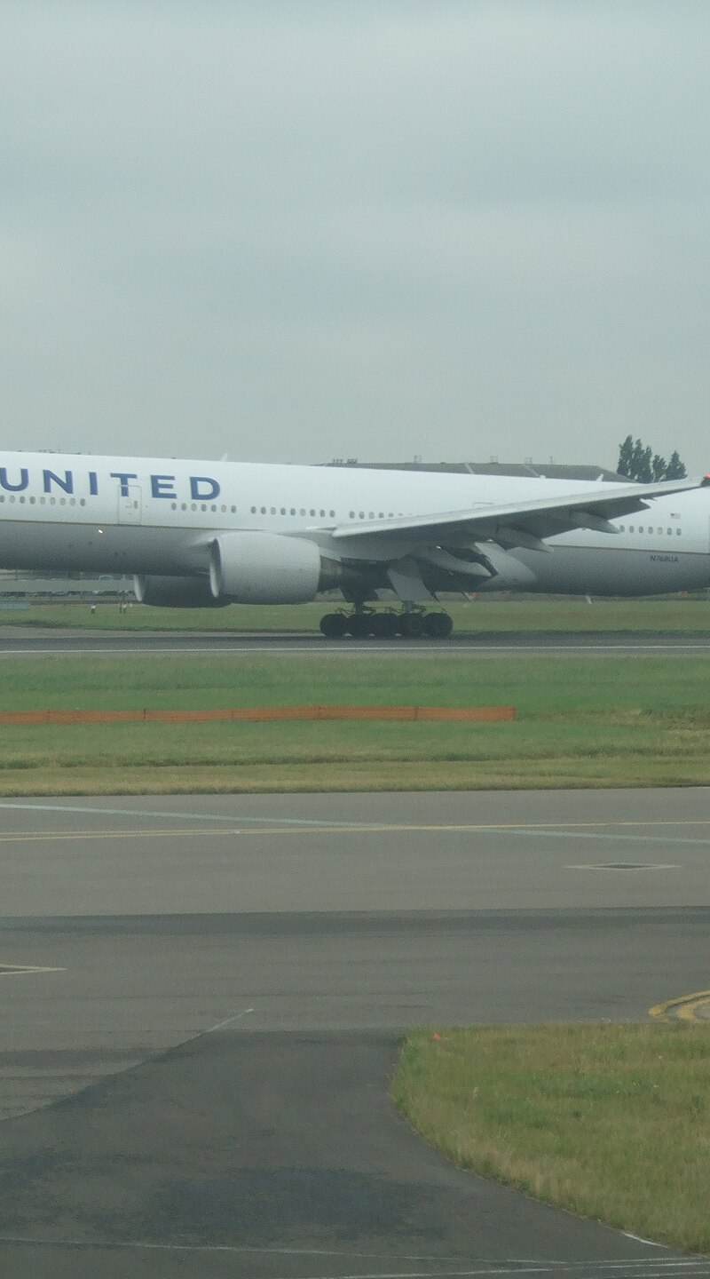 N768UA - Twin-engine aircraft