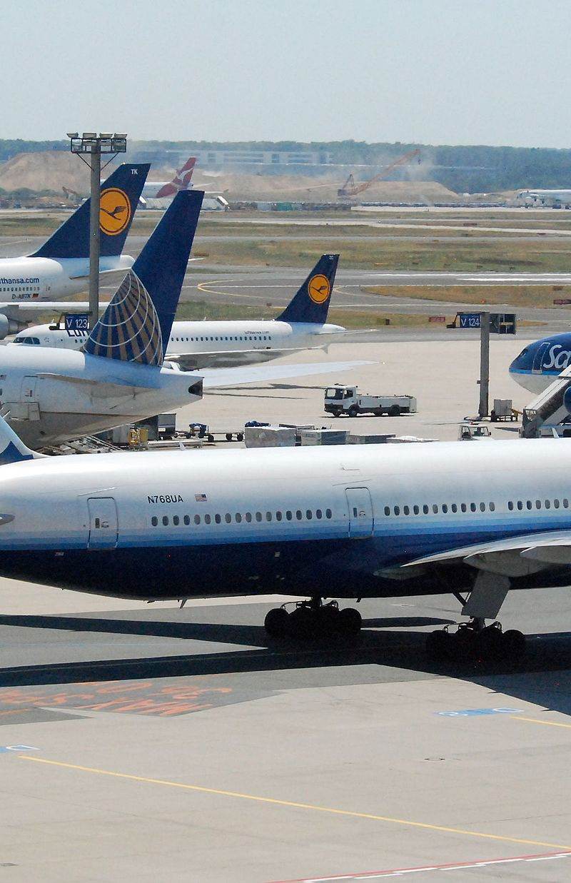 N768UA - Twin-engine aircraft