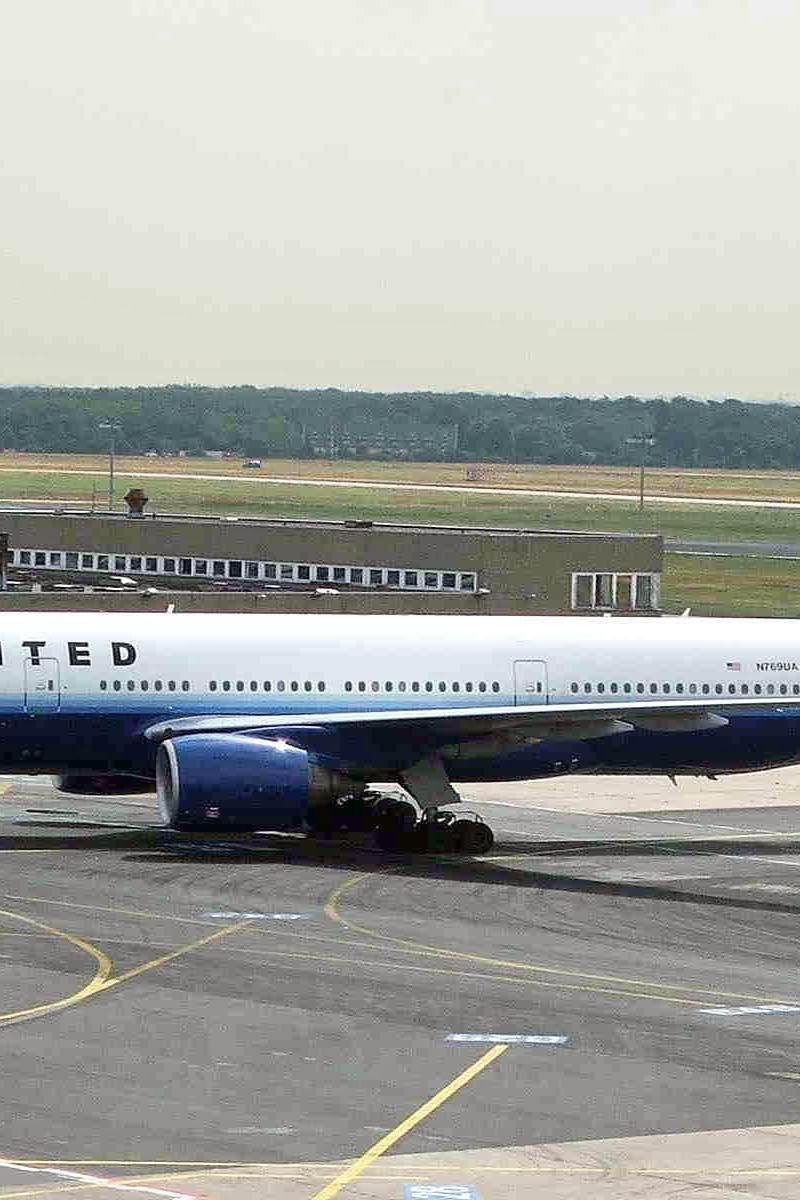 N769UA - Twin-engine aircraft