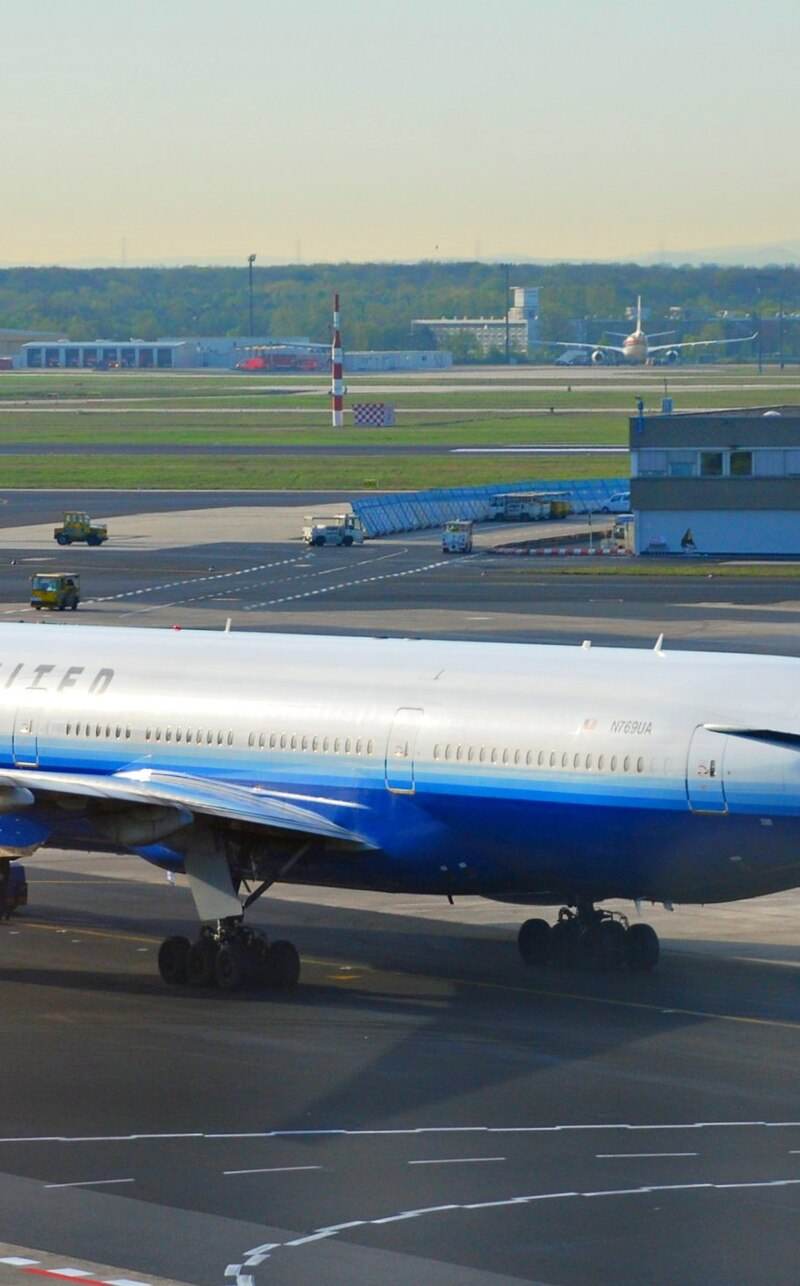 N769UA - Twin-engine aircraft