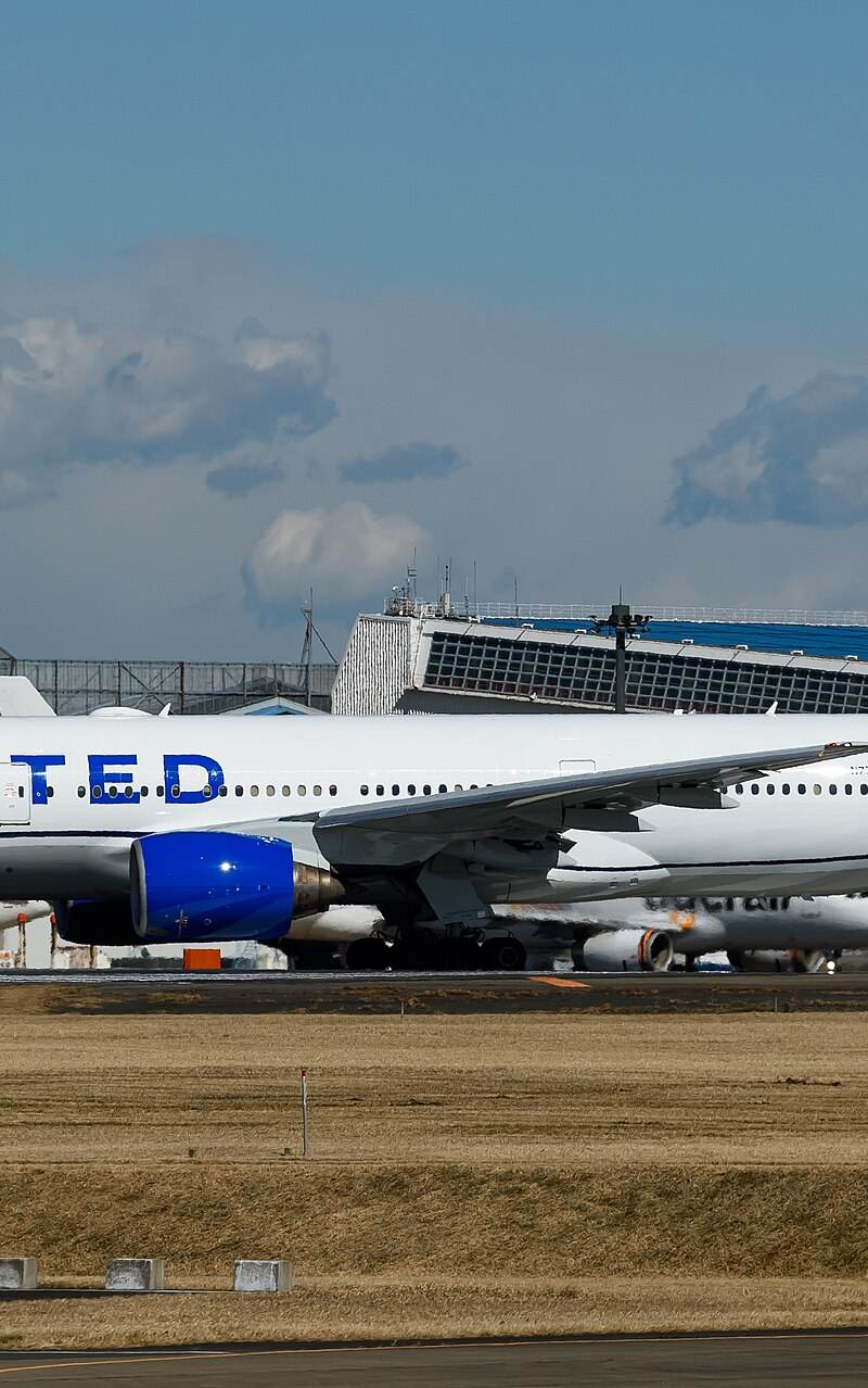 N771UA - Twin-engine aircraft