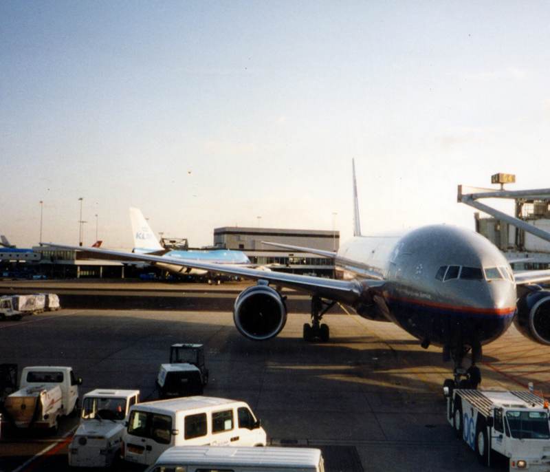 N771UA - Twin-engine aircraft