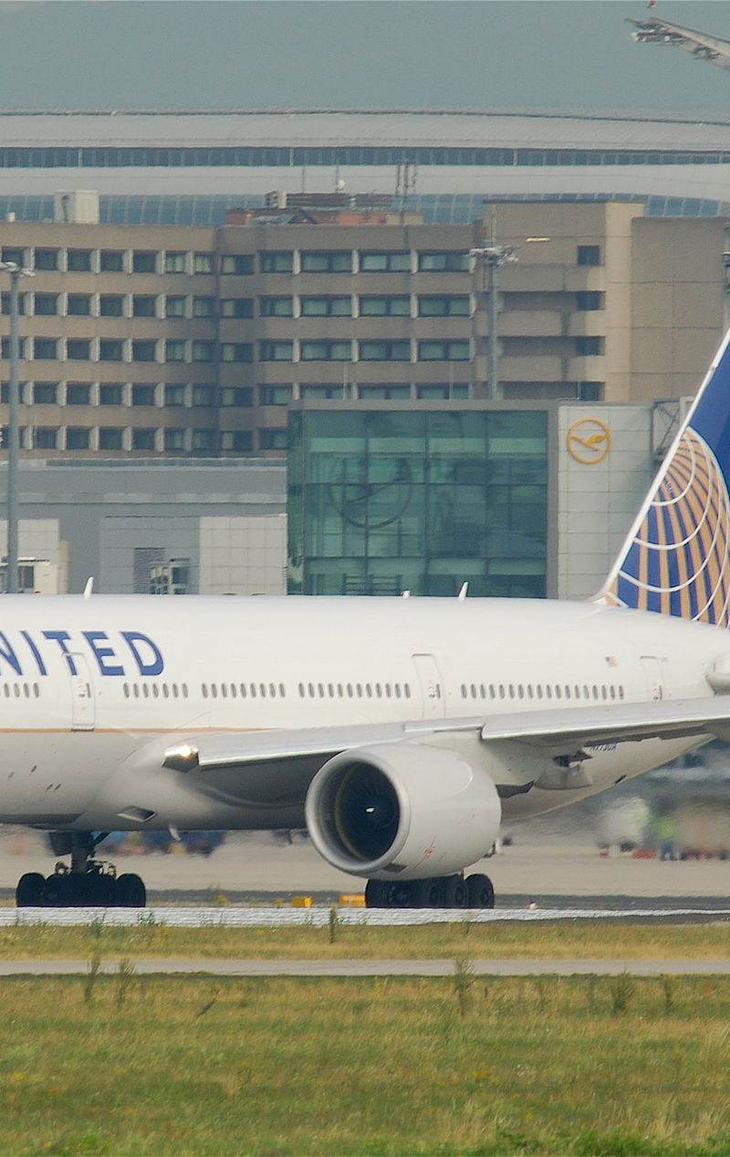 N773UA - Twin-engine aircraft