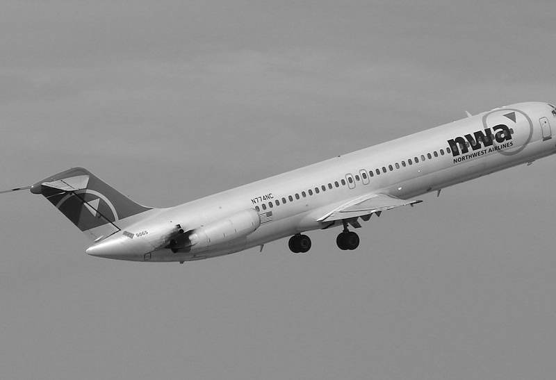 N774NC - Twin-engine aircraft