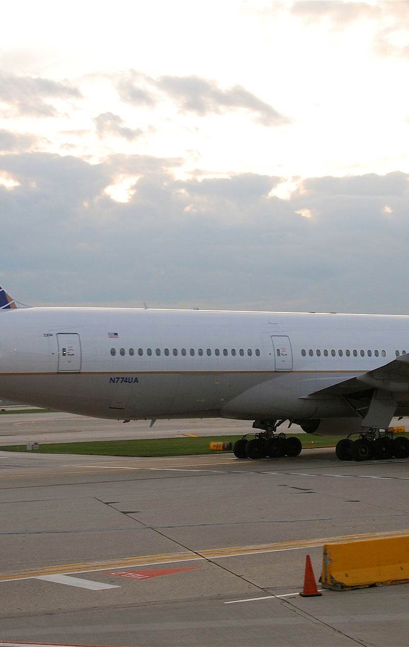 N774UA - Twin-engine aircraft