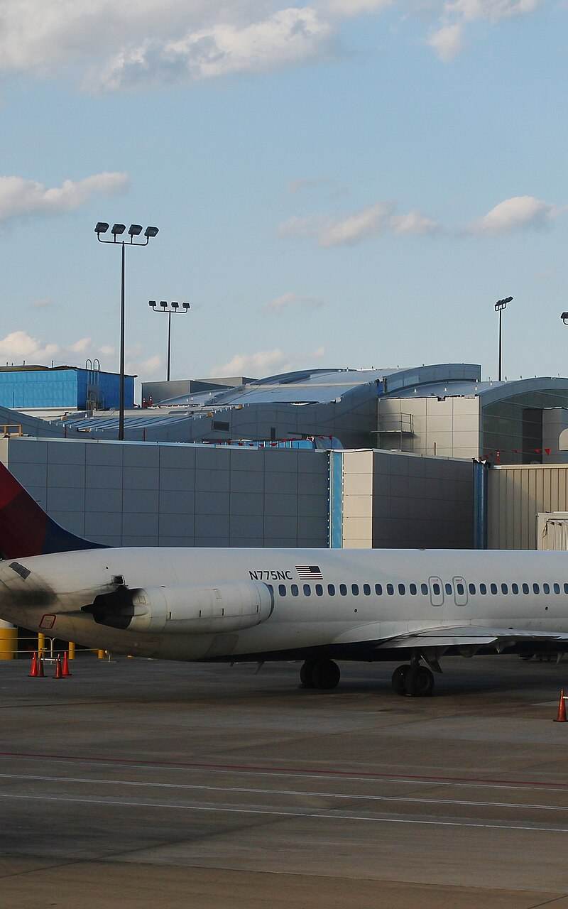 N775NC - Twin-engine aircraft