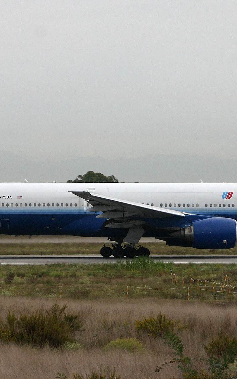 N775UA - Twin-engine aircraft