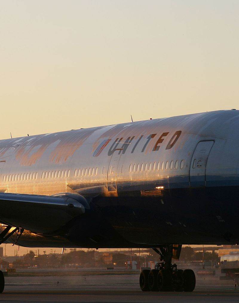 N775UA - Twin-engine aircraft