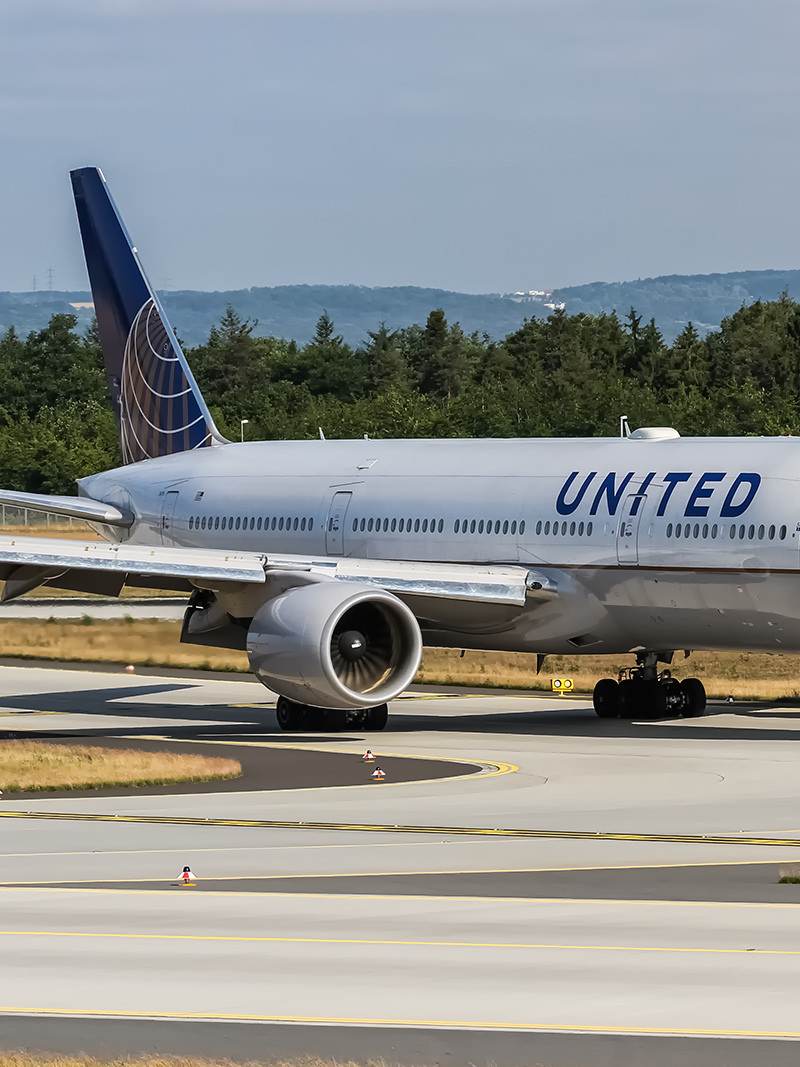 N776UA - Twin-engine aircraft