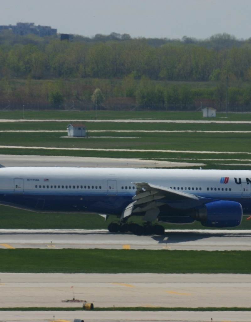 N777UA - Twin-engine aircraft