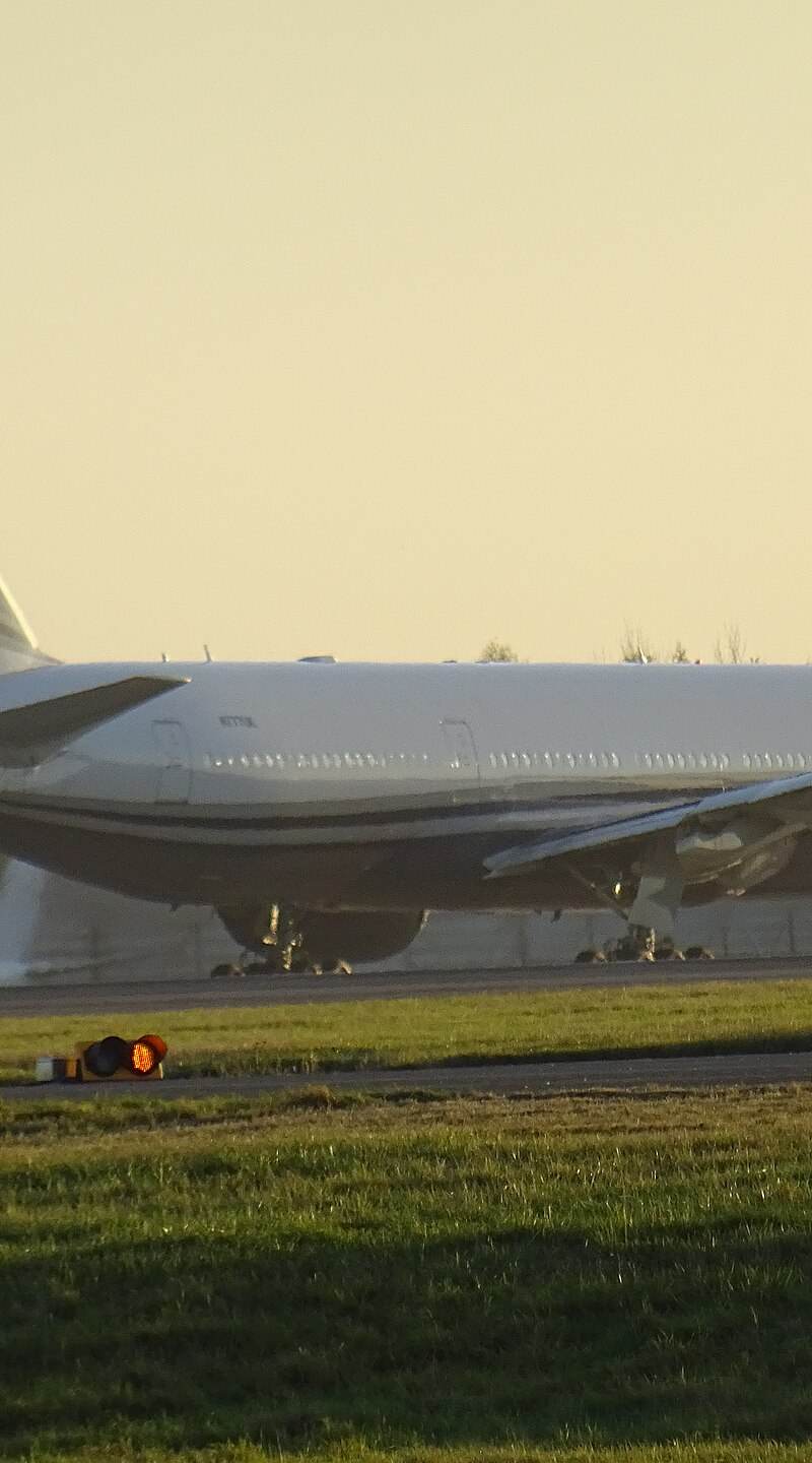 N777UK - Twin-engine aircraft