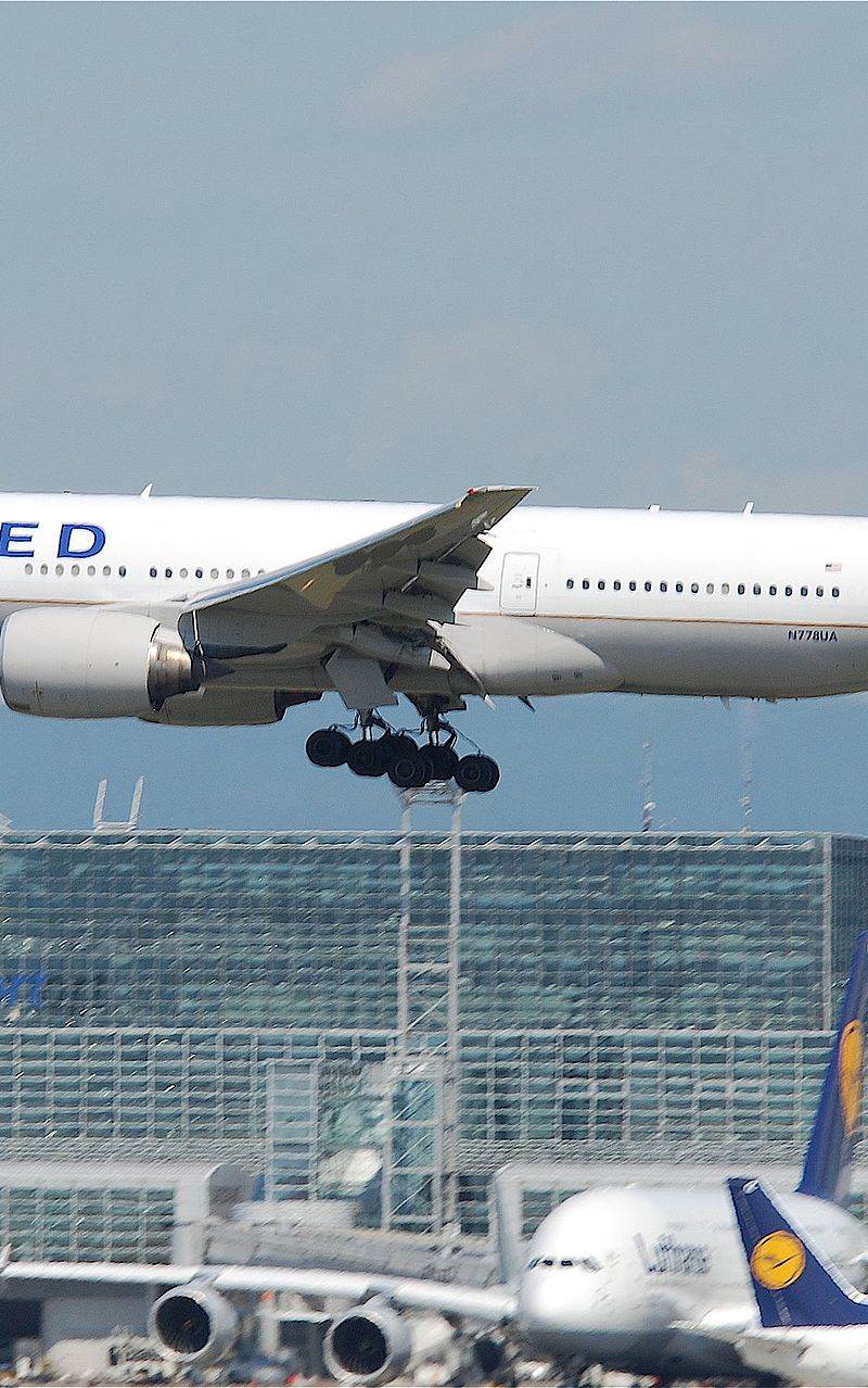 N778UA - Twin-engine aircraft