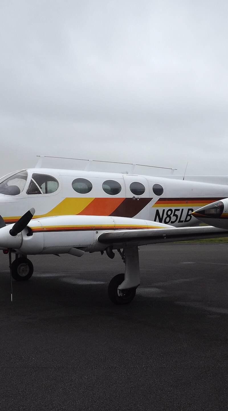 N85LB - Twin-engine aircraft