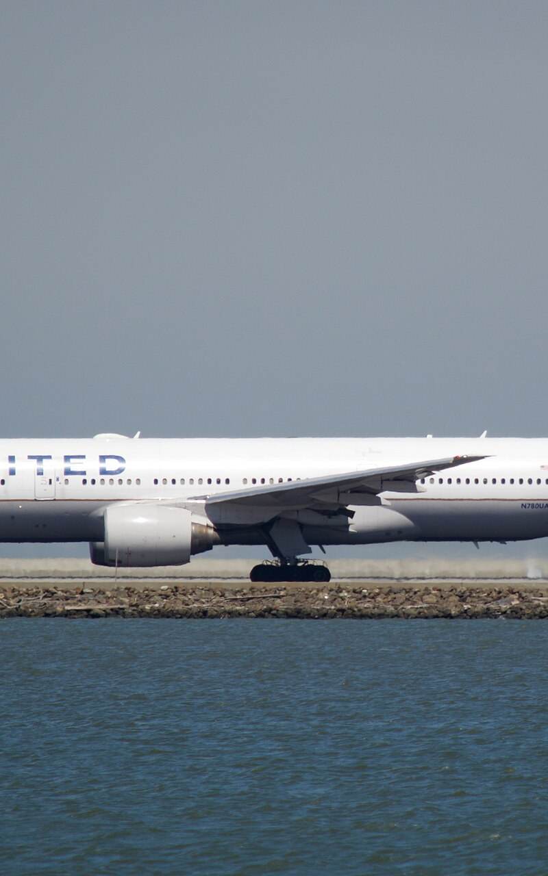 N780UA - Twin-engine aircraft