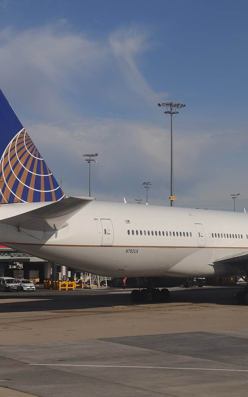 N782UA - Twin-engine aircraft