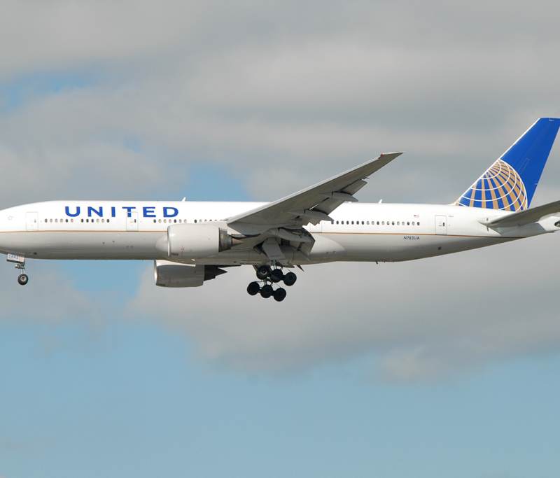 N782UA - Twin-engine aircraft