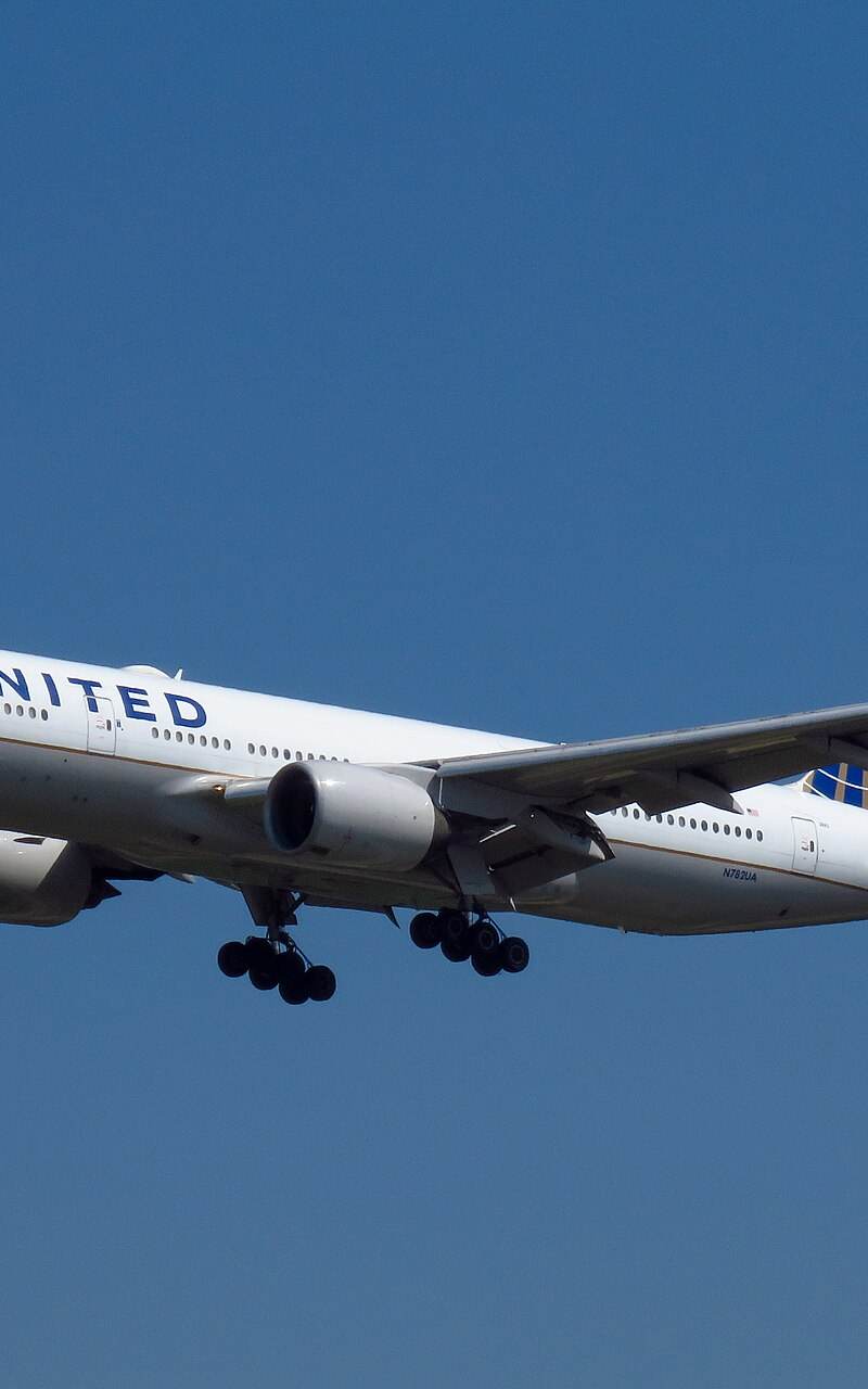 N782UA - Twin-engine aircraft