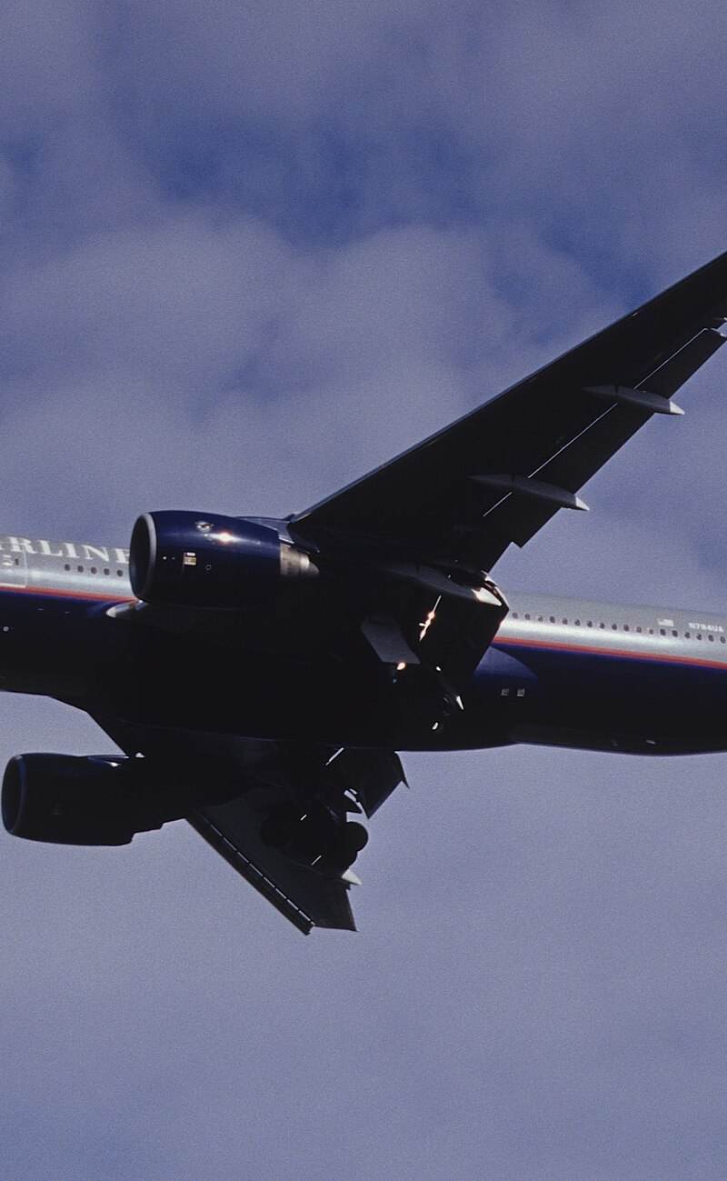 N784UA - Twin-engine aircraft