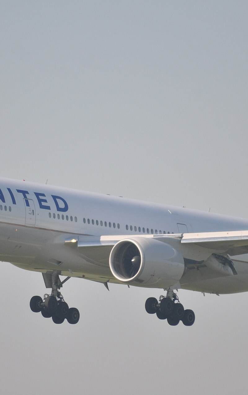 N784UA - Twin-engine aircraft