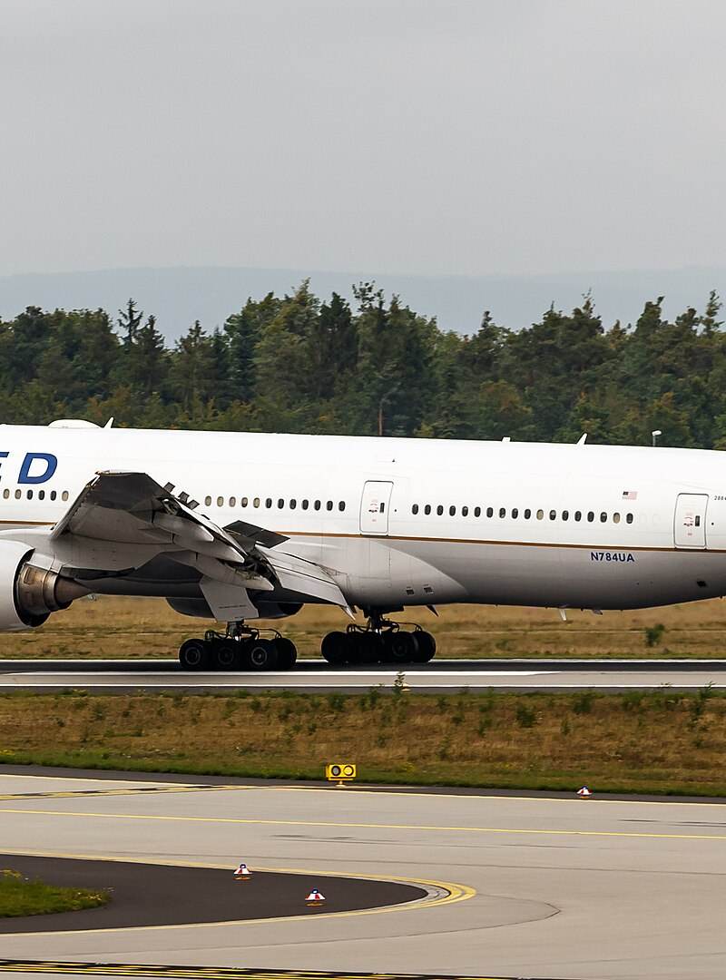 N784UA - Twin-engine aircraft