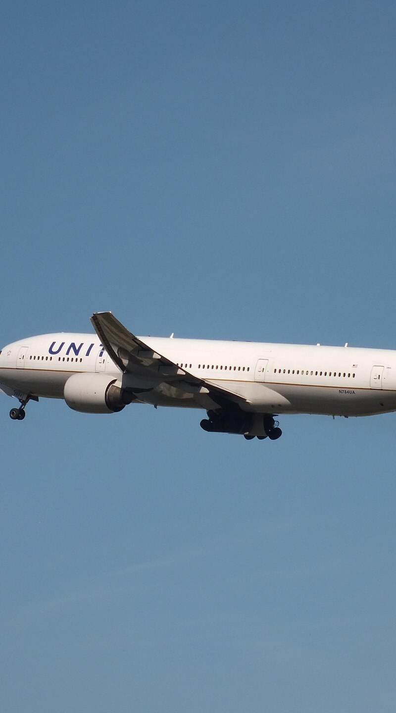 N784UA - Twin-engine aircraft