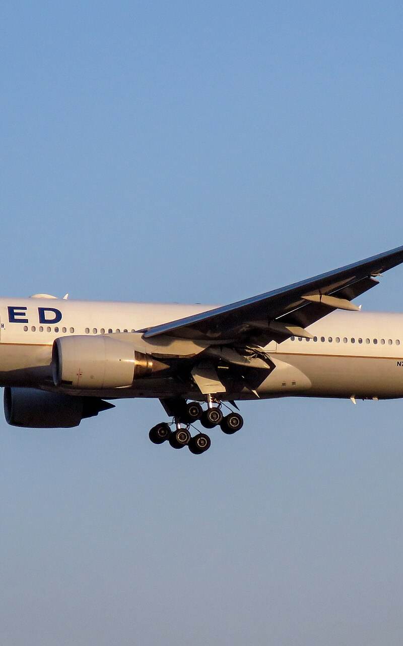 N784UA - Twin-engine aircraft