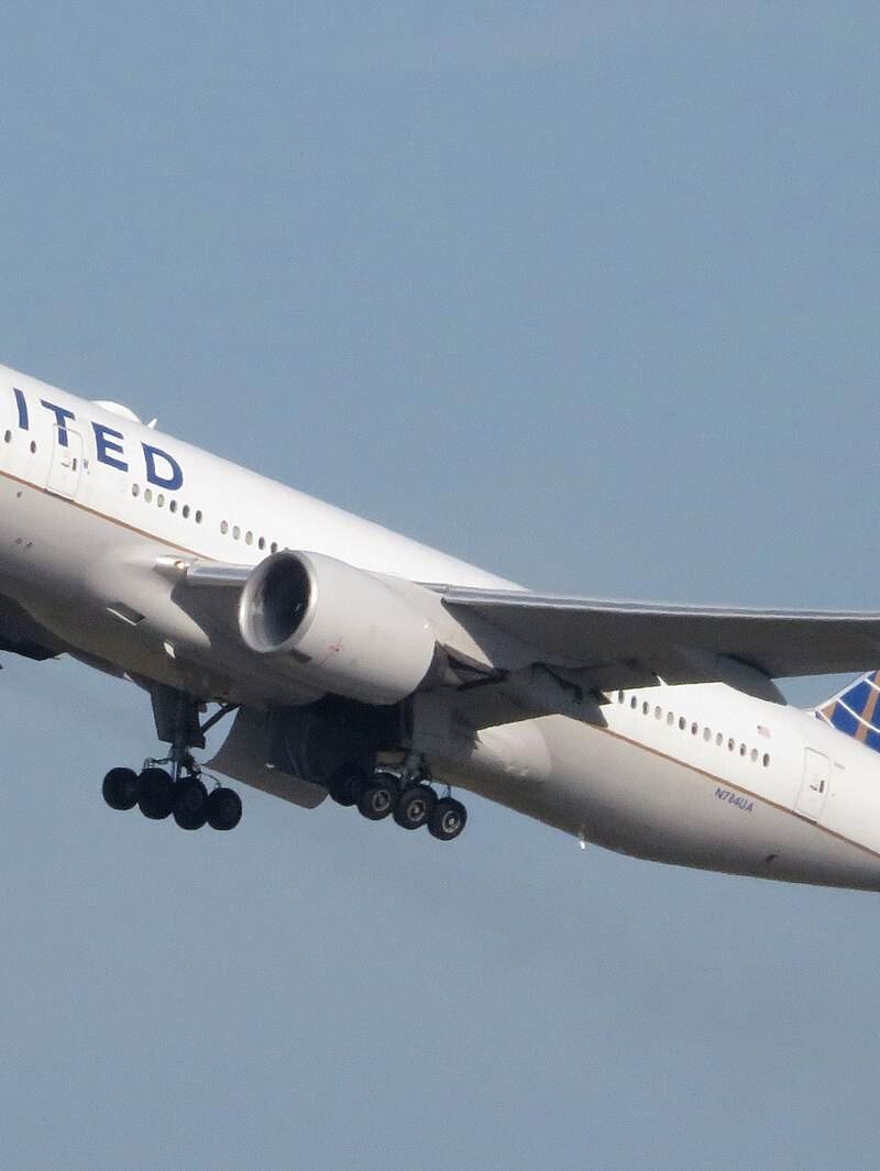 N784UA - Twin-engine aircraft