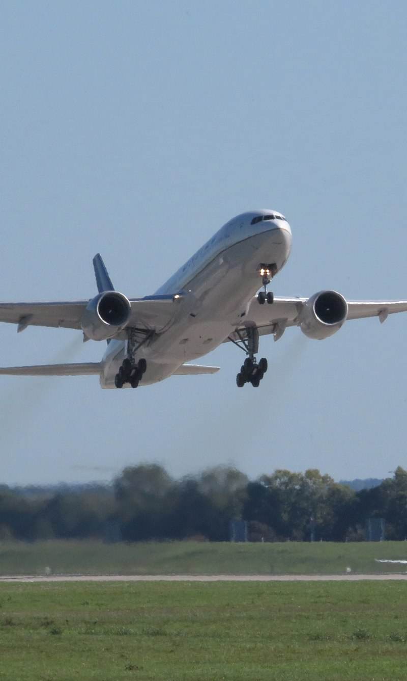 N784UA - Twin-engine aircraft